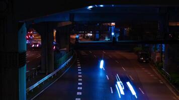 un noche lapso de tiempo de el tráfico mermelada a el ciudad calle debajo el autopista en tokio panorámica video