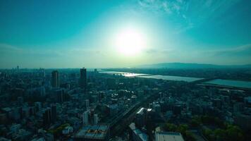 ein Sonnenuntergang Zeitraffer von Panorama Stadtbild in der Nähe von Yodo Fluss im Osaka breit Schuss Zoomen video