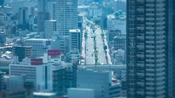 ein Zeitraffer von Miniatur Stadtbild in der Nähe von das Autobahn im Osaka hoch Winkel Aussicht Schwenken video