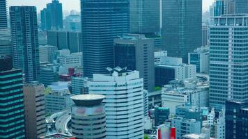 een timelapse van hoog hoek stadsgezicht in de buurt de snelweg in Osaka pannen video