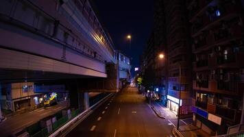 en natt Timelapse av de trafik sylt på de stad gata i tokyo fisk öga skott panorering video