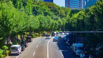 une laps de temps de le circulation confiture à le Urbain rue dans tokyo téléobjectif coup panoramique video