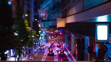 een nacht timelapse van de miniatuur verkeer jam Bij de stad straat in tokyo kantelen video