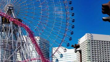 une laps de temps de roulant ferris roue dans yokohama téléobjectif coup Zoom video