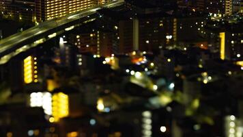 ein Nacht Zeitraffer von Miniatur Stadtbild in der Nähe von das Autobahn im Osaka Schwenken video