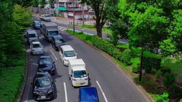 un' lasso di tempo di traffico marmellata a il centro strada nel tokyo teleobiettivo tiro panning video