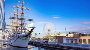 un' lasso di tempo di rotolamento Ferris ruota vicino il porta nel Yokohama Ingrandisci video