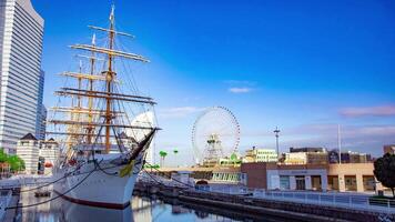 ein Zeitraffer von rollen Ferris Rad in der Nähe von das Hafen im Yokohama Neigung video