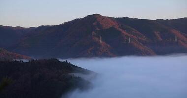 un' mare di nuvole a il superiore di il montagna nel kyoto video