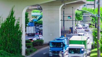 un' lasso di tempo di miniatura traffico marmellata a il centro strada nel tokyo panning video