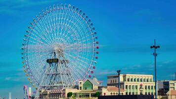 een timelapse van rollend ferris wiel in yokohama video