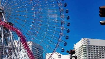 uma espaço de tempo do rolando ferris roda dentro yokohama telefoto tiro panning video