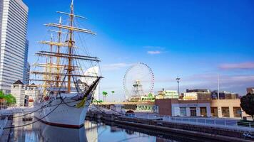 een timelapse van rollend ferris wiel in de buurt de haven in yokohama video