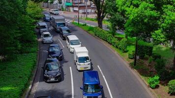 un' lasso di tempo di traffico marmellata a il centro strada nel tokyo teleobiettivo tiro Ingrandisci video