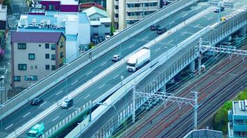 ein Zeitraffer von der Verkehr Marmelade auf das Autobahn im Osaka durch hoch Winkel Aussicht Tele Schuss video