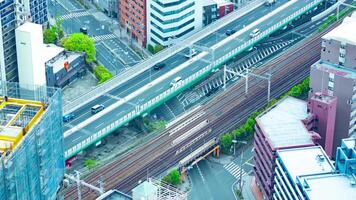 een timelapse van verkeer jam Aan de snelweg in Osaka door hoog hoek visie telefoto schot video