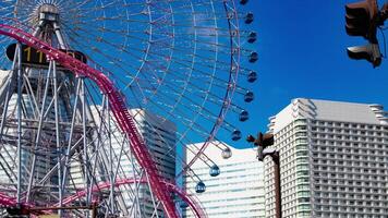 een timelapse van rollend ferris wiel in yokohama telefoto schot video