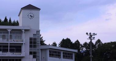 un cerrado elemental colegio edificio a el país lado en gunma telefotográfico Disparo video