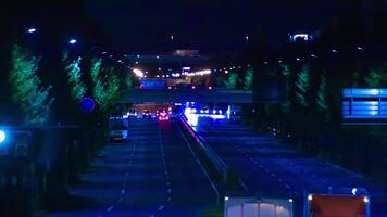 en natt Timelapse av trafik sylt på de stadens centrum gata i tokyo tele skott luta video