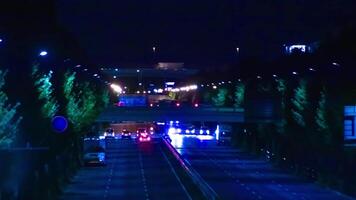 en natt Timelapse av trafik sylt på de stadens centrum gata i tokyo tele skott zoom video