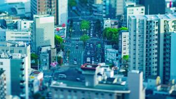 ein Dämmerung Zeitraffer von hoch Winkel Miniatur Stadtbild beim das städtisch Straße im Osaka Zoomen video