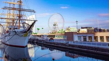 en Timelapse av rullande ferris hjul nära de hamn i yokohama panorering video