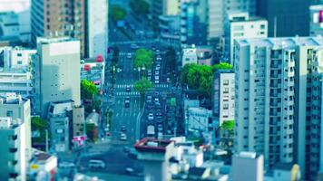 une crépuscule laps de temps de haute angle miniature paysage urbain à le Urbain rue dans Osaka panoramique video