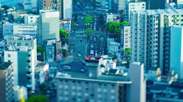 un oscuridad lapso de tiempo de alto ángulo miniatura paisaje urbano a el urbano calle en Osaka video