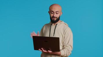 joven adulto ondulación a videollamada conexión en computadora portátil, asistiendo instrucciones sesión en en línea videoconferencia llamar. medio oriental chico hablando a personas en Internet red reunión. cámara 1. video