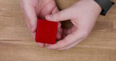 man hand öppning en små röd låda med engagemang diamant ringa. upphetsad innan förslag till skaffa sig gift. video