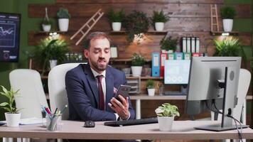 groß Schuss von Geschäftsmann im formal passen haben ein Video Konversation mit seine Telefon. im das Hintergrund - - ein modern Büro Innere