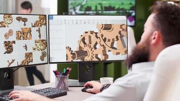 över de axel skott av cad industriell ingenjör workign i kreativ media hus. i de bakgrund - team arbetssätt på annorlunda projekt video
