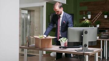 mis à la porte de le emploi - ouvrier seul dans le Bureau packs le sien affaires dans une papier carton boîte et feuilles le lieu de travail video