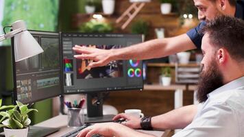 professioneel colorist en video editor werken Aan nieuw muziek- video in post productie huis