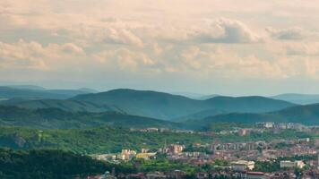 dolly Timelapse av himmel i de bergen över en by video