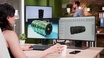 terminado el hombro Disparo de profesional diseñador trabajando en nuevo turbina prototipos en 3d software. lento movimiento enfocar en Disparo video