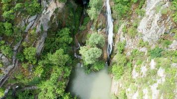 maravilloso montaña cascada. parte superior abajo zumbido imágenes video