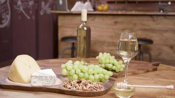 ristorante formaggio aperitivo su un' il giro di legno tavolo. vino degustazione concetto. bellissimo cibo arte composizione. video