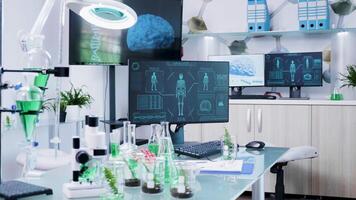 schließen oben Schuss von Computer Bildschirm Laufen ein futuristisch DNA und Mensch Scan im modern Labor video