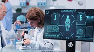 dentro Alto fim laboratório equipe do cientista estão trabalhando video