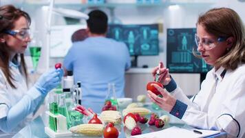 ocupado dia dentro OGM Comida genética laboratório. cientista estão trabalhando video