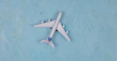 giocattolo aereo su blu sfondo. viaggiatore stile. vacanza concetto. video