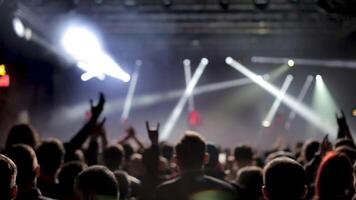 foule de gens applaudissement et en portant mains en haut dans le air à une la musique concert. Ventilateurs à une recok un événement en train de regarder une vivre performance. video