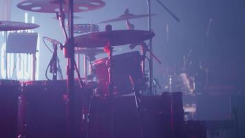 drums Aan de stadium voordat een reusachtig rots concert. musical instrumenten klaar voor de muzikanten naar komen Aan de fase. video