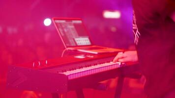 passionerad musiker utför en låt på en elektrisk piano. spelar på en synthesizer på en musik festival. konsert begrepp. video