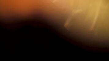 golden Globus von Licht erscheint und bewegt sich Über ein dunkel Hintergrund. abstrakt warm Birne von Licht. video