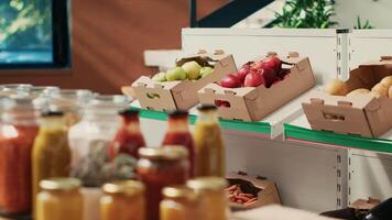 fait maison éthiquement source des produits dans supermarché caisses, additifs gratuit produire et garde-manger Provisions stockée dans recyclable bocaux. vide éco amical Les agriculteurs marché avec Frais biologique bio aliments. video