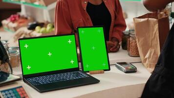 bärbar dator och läsplatta löpning grönskärm layout i lokal- Lagra, främja hållbar livsstil och noll avfall jordbruk. Säljare på kolla upp användningar enheter med Chromakey visa isolerat mockup. video