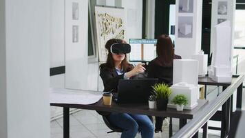 Frau Architekt Arbeiten mit vr Brille im Anfang Büro, Modellieren Fußboden planen oder Haus Entwurf mit Metaverse künstlich Intelligenz. industriell Ingenieur Entwicklung architektonisch Linien. video