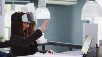 cad Experte Arbeiten mit virtuell Wirklichkeit Brille im Büro, Entwerfen Metaverse architektonisch Entwurf mit künstlich Intelligenz auf vr Headset. Designer Erstellen Entwürfe und Skizzen zum Projekt. video